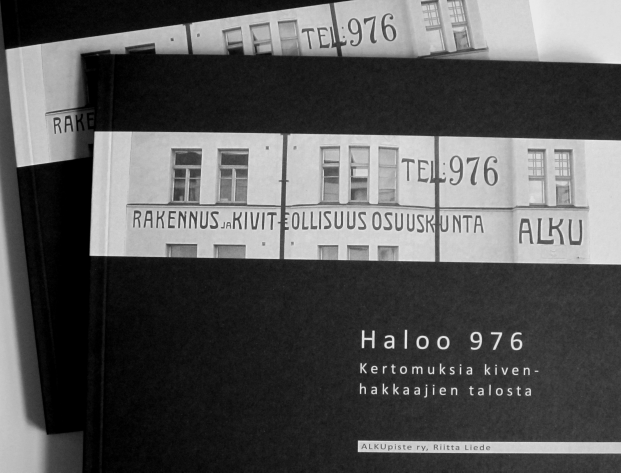 Haloo 976 kertomuksia kivenhakkaajien talosta Vuonna 1912 valmistunut ja puhelinnumerolla 976 upeassa julkisivussaan historiaansa ylpeästi kunnioittava Alku-talo on saanut arvoisensa kohtelun upean