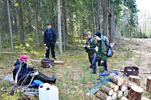 Rastihenkilökoulutuksen rastitehtävä. Kotkatytöt Koekisan lähtötehtävää tekemässä. Ahma-vartio ilmoittautumassa kisarastille. TALVIRIEHA 9.3.