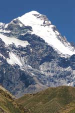 ALPPITORVI Alppitorvi-palstan koonnut: Samuli Mansikka Ama Dablam 2007 aailman kaunein vuori, Khumbun Mlaaksossa sijaitseva 6812-metrinen Ama Dablam sai tänä syksynä jyrkille rinteilleen ja kapeille
