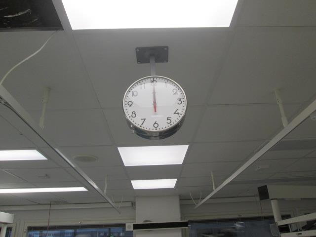 Aikakellojärjestelmä - Osa kelloista on sekuntiviisarilla varustettuja (Tilat missä sekuntiosoitusta