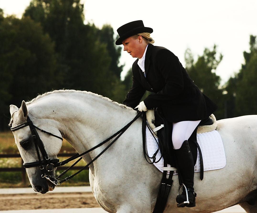 Minna Aitta-aho Minna on ollut hevosen selässä 7-vuotiaasta lähtien. Ratsastusharrastuksen hän aloitti siskonsa Jonnan kanssa Keravan ratsastuskoululla, mistä siirtyi Ponihakaan ponitunneille.