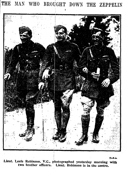 Kuva 3. Mies, joka pudotti zeppeliinin: luutnantti Robinson (keskellä) upseeriveljiensä seurassa.