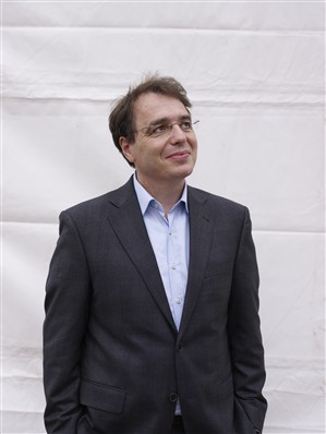 David Safier Happy Family <p>neljääkymmentä ikävuottaan lähestyvä Emma Wünschmann on uhrannut lupaavan uransa kustannusalalla perheensä vuoksi.