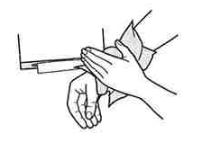 Kuivaa toinen käsi uudella paperilla tai käännä kangaspyyhkeestä käyttämätön kohta. kuva 9: Sulje vesihana pyyhkeellä tai muuten niin, että et koske siihen sormin (esimerkiksi kyynärpäällä).