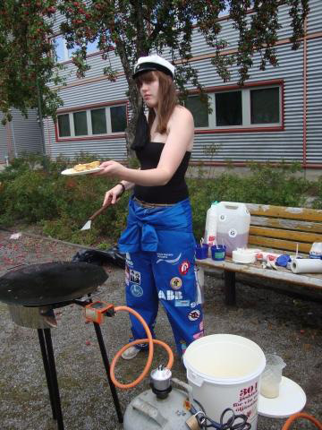 Nämä kiltapestit ovat fukseille! Renkipoika Piikalikka Isännän* nakkilainen, joka auttaa huolehtimaan kiltalaisten nestetasapainosta - tai mitä isäntä toivookin.