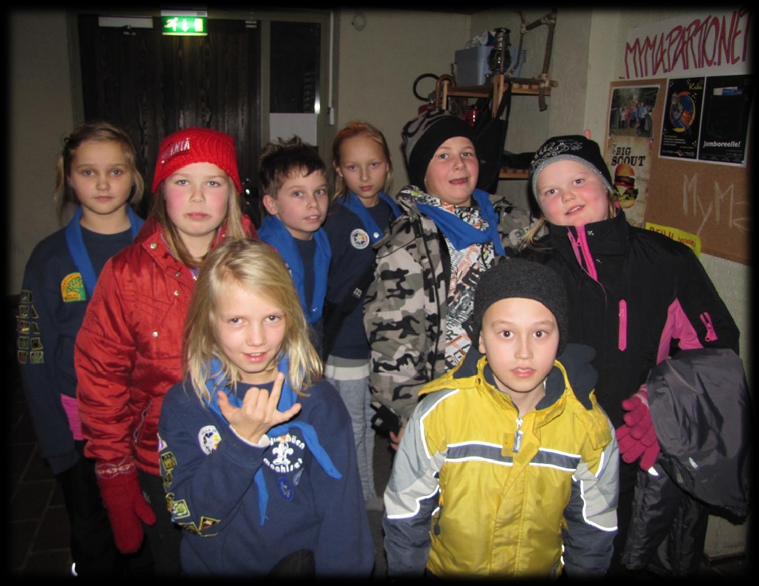 Maanantaisin kololla kokoontuu Kissapetojen seikkailijaryhmä. Ryhmään kuuluvat Venla, Helmi, Heidi, Sara, Matilda, Lauri, Tero ja Otso, sekä johtajina Meri ja Hanna.