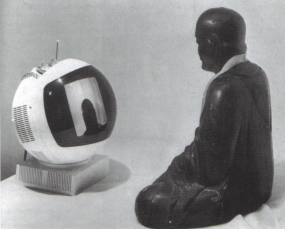 tähti Nam June Paik (1932 2006), osittain siksi, että olin jo ennen kurssia miettinyt teosta, jossa rakennan veistoksen television katsojasta tarkastelemassa itseään kuvaruudusta.