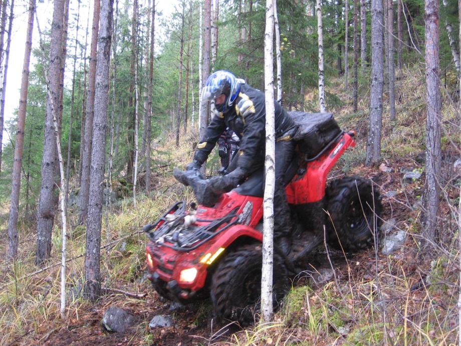 Tekniikka ylä- ja alamäessä Mäkeä alas laskeuduttaessa turvallisinta on usein laskeutua suoralla linjalla alarinteen suuntaan Paino kannattaa pitää takana ja katse riittävän kaukana