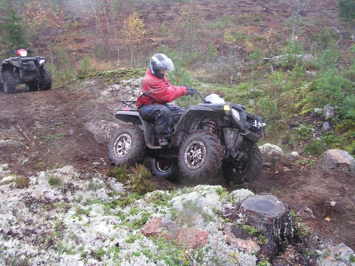 Esteen ylitys Kivet, kuten muutkin esteet, kannattaa kiertää aina kun siihen on vain mahdollisuus Jos siihen ei ole mahdollisuutta, niin kiven tai muun vastaavan esteen