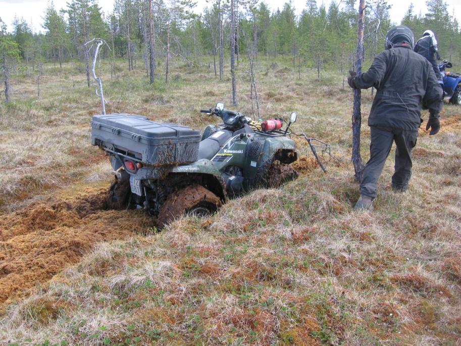 Vinkkejä vinssin käyttöön Vinssi on tarpeellinen mm. mönkijän jäädessä kiinni maastossa Jos vinssillä vedolle tarjolla vain kitukasvuisia puita (esim.