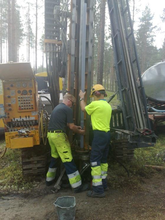 päältä (kuva 17). Kallionpinta oli kairauspaikassa 100 metriä maan pinnasta.