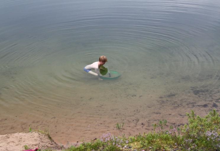 4.2.1 Ahveroisen lammen hydrologia Tarkemman kuvan saavuttamiseksi alueen järvien ja pohjaveden vuorovaikutuksesta alueella, koekohteeksi valitun Ahveroisen lammen hydrologiaa tutkittiin eri