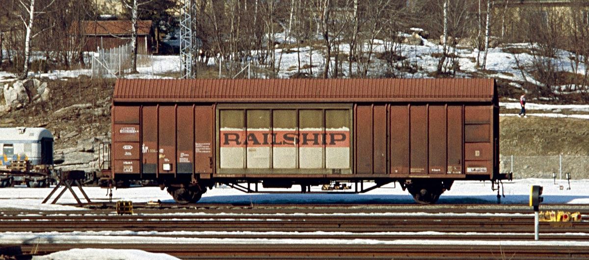 Eivätkä ihmeellisyydet tähän lopu: Hbs-vaunun litteran olisi oikeastaan pitänyt olla Hbkks, koska vaunun suurin sallittu kuorma on 23,5 t.