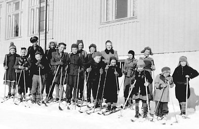 Esko Morikka Hervannanmaalla Hervannanmaan kylän koulu aloitti toimintansa vuonna 1945. Me silloiset koululaiset kokoonnuimme 15. syyskuuta 2015 muistelemaan vanhoja kouluaikoja.