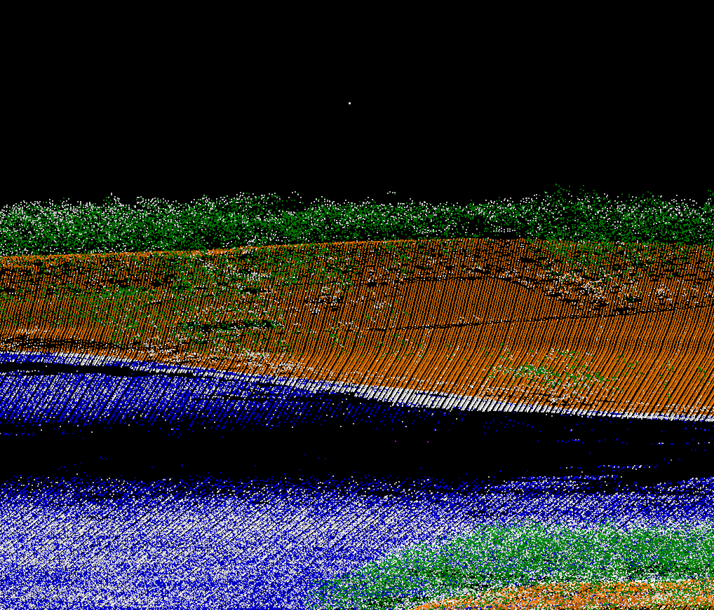 Kuva 8: Kuva laserpisteaineistosta yläviistosta. Pisteet on väritetty sen mukaan kuuluvatko ne todennäköisimmin maanpintaan (oranssi), kasvillisuuteen (vihreä) vai veteen (sininen).