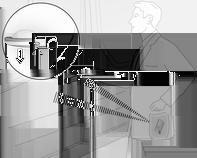 22 Avaimet, ovet ja ikkunat Paina ja pidä painettuna elektronisen avaimen sivussa olevaa vapautuspainiketta ja vedä hätäavain ulos yläkautta.