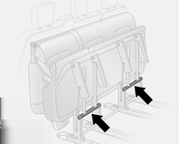 46 Istuimet, turvajärjestelmät 9 Varoitus Tarkista, että selkänoja palaa oikeaan asentoon ja turvavöiden soljet kytkeytyvät pitävästi. Turvavyön asennus 3 49.