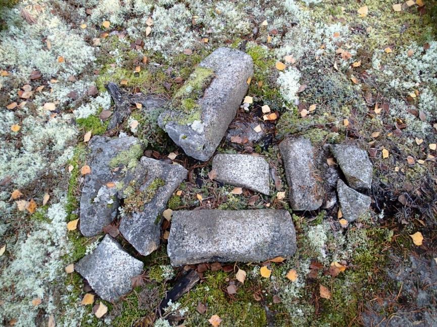 Kivikasan yli on ajanut metsätraktori, jonka seurauksena ilmeisesti alun perin kekona olleet kivet ovat levittyneet.