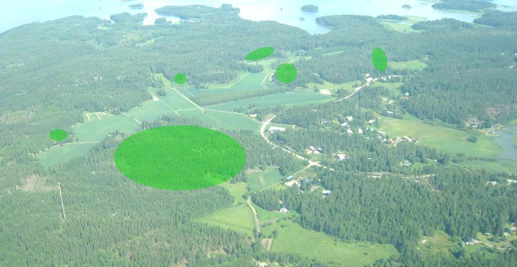 Rakennuspaikat on kuitenkin sijoitettu siten, että alueen arvoja ei merkittävästi heikennetä. Esim. avoimet pellot on jätetty rakentamatta ja rakentaminen sijoitettu pääasiassa metsäisille alueille.