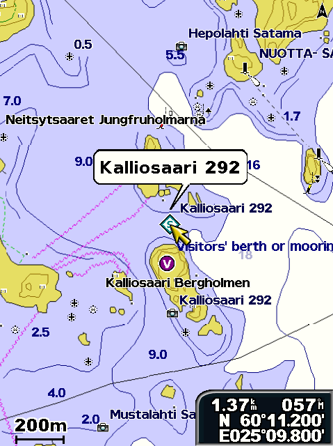 Karttojen käyttäminen Kohteiden lisätietojen käyttäminen Karttaosoittimella ( ) voit tarkastella näytön kartan kohteiden, reittipisteiden ja karttojen tietoja. Kohteiden lisätietojen käyttäminen: 1.