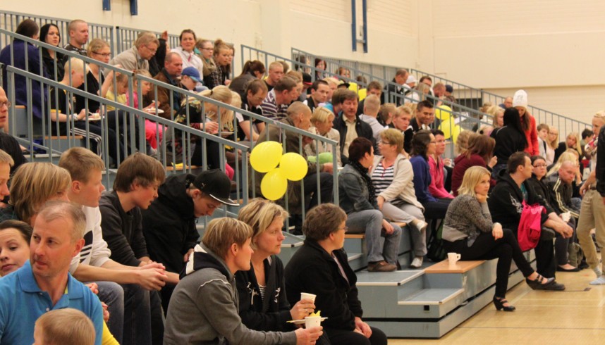 JÄSENTIEDOTE Sivu 3 Puheenjohtajan palsta Kesän korvalla ja vähän kauempanakin Power Cup Kuopioon 2015-2018 Tänä vuonna lentopallon Power Cup järjestetään Mikkelissä 6.-9. kesäkuuta.