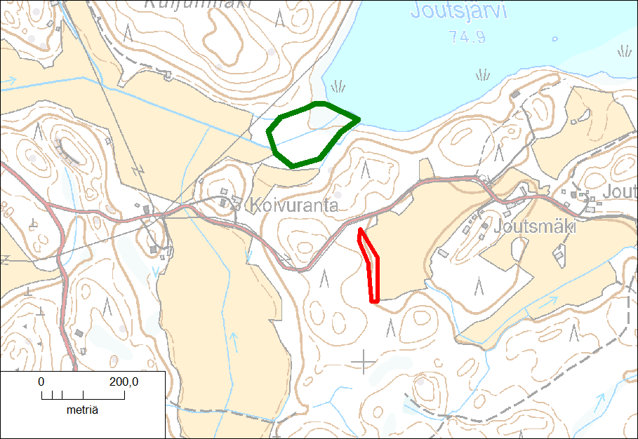 Kuva 31. Joutsmäen liito-orava. Vuonna 2008 todettu liito-oravan elinympäristö on rajattu punaisella viivalla. Joutsjärven rantaluhta (ks. alaluku 3.2) on rajattu vihreällä viivalla.