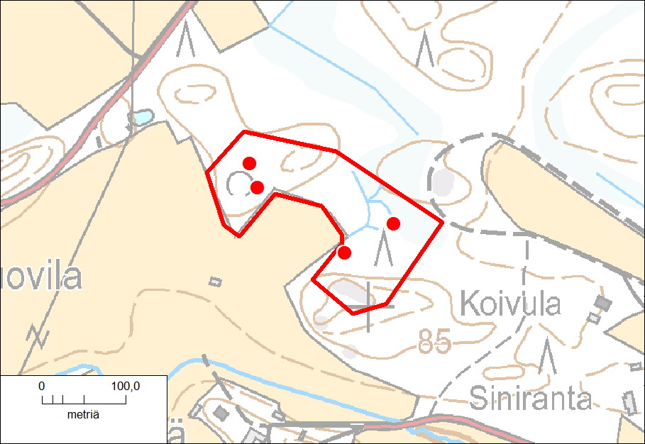 Kuva 39. Kaanaan liito-orava. Todettu liito-oravan elinympäristö on rajattu punaisella viivalla ja keväällä 2013 todetut jätösten löytöpaikat punaisilla pisteillä.