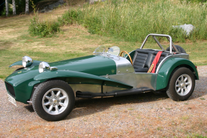 LOTUS SUPER 7 S2, vm 1962 Malli: Moottori: Kiihtyvyys: Huippunopeus: Teho: Vaihteisto: Paino: Runko: Kori: Alusta: Maavara: Jarrut: Valmistettu: 28 Super Seven S2 SCCA Tyyppi: 2-paikkainen,