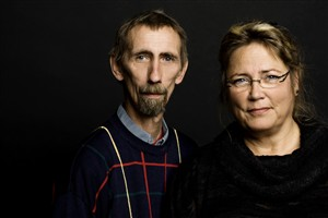 Lotte & Søren Hammer Saastat <p>kouluun tulevat lapset kohtaavat karmean näyn: liikuntasalin katosta roikkuu viisi alastonta, silvottua miehen ruumista.