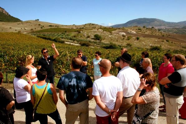 4. Päivä Aamiaisen jälkeen lähdemme Sambucca di Siciliaan: Tutustumme Di Giovannan luomuviinitilaan ja luomuoliiviöljyn tuotantoon www.di-giovanna.