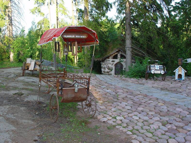 Ruumisvaunut Torilla Pelimannimäen torilla on mm. kehysliikkeen myyntivaunut, jotka ovat tarvittaessa myös ruumisvaunut.