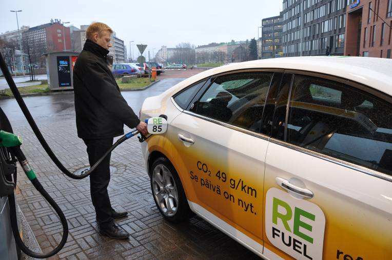 St1 Biofuels Oy Refuel RE85 korkeaseosetanoli Refuel RE85 Sisältää 80-85 % kotimaisesta elintarviketeollisuuden biojätteestä valmistamaamme etanolia Vähentää autoilun fossiilisia