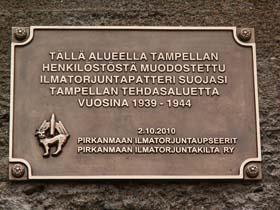 10. TAMPELLAN ALUE / MUISTOLAATTA SIJAINTI Muistomerkin tarkoitus: Sijainti: Muistomerkki on pystytetty Tampellan aluetta sotien 1939 1944 aikana suojanneen 2. Ilmatorjuntapatterin muistoksi.