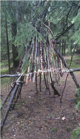 Teimme majan Timosenkosken luontokoulun läheiselle metsälle.