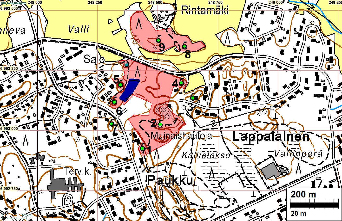 3 Tutkimusalue on mustan ympyrän sisällä. Yleiskartta Tarkkuusinventoinnissa tehtyjen havaintojen perusteella ehdotettava muinaisjäännösrajaus on merkitty punaisella.