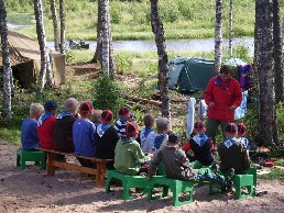 Kuksa 2/09 3 Tänä vuonna Pökkelön teemana oli Kalevalan seikkailut. Pökkelö järjestettiin Tuhkasenjärven rannoilla 17.-19. heinäkuuta.