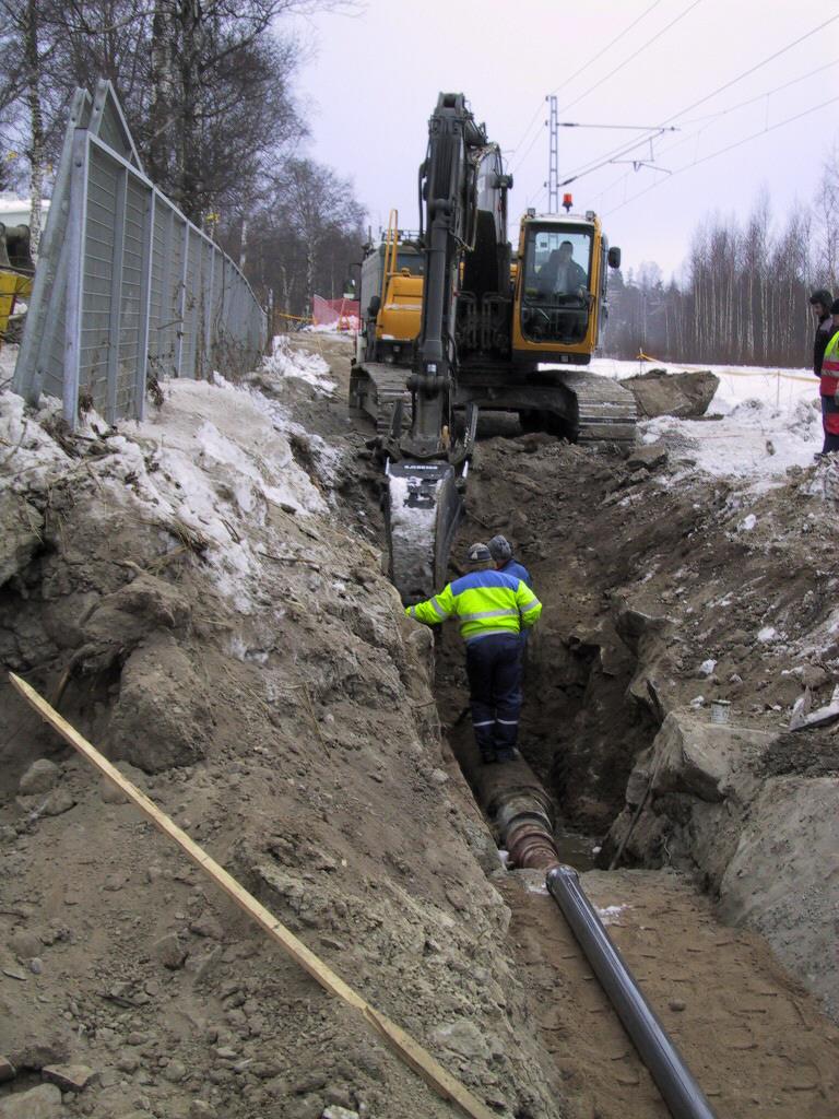 Hygienia asennuksissa ja korjauksissa Putkien tulppaus varastoinnin ja asennuksen aikana (pipe stopper during storage and installation) Kaivannon kuivatus (drainage of the