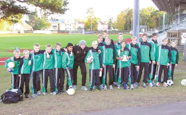 KISSA-SANOMAT 2012 13 Kuvassa joukkue liigapelaaja Niko Ikävalkon kanssa IFK Mariehamnin WHA Konst -stadionilta. Kuvassa vas.