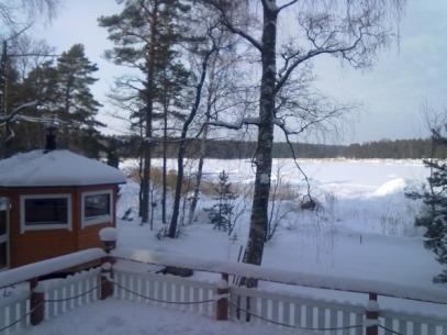 2012 [La 28.1.] Kävin kurkkaamassa mikä on tilanne meren jäällä. Pari kalastajaa kertoi, että jää kestää 100 kiloisen miehen hyvin.