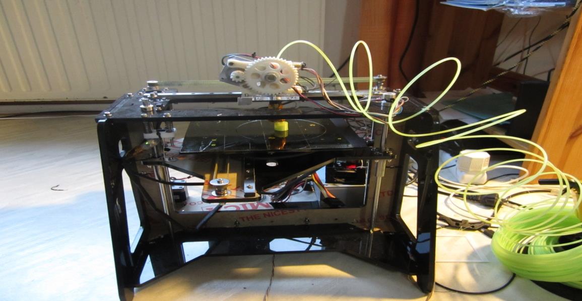 3D tulostus Parhaillaan 3D tulostimet maksavat nettikaupassa alle 300 dollaria ja lukiolaiset rakentavat niitä huvikseen: http://www.thingiverse.