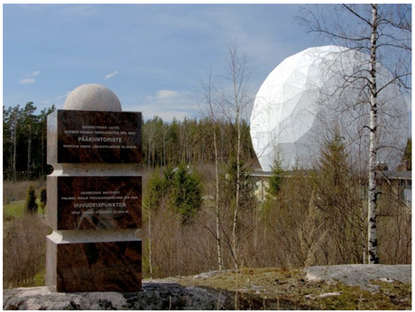 3 Koordinaatteja, muunnoksia, datumeita Kuva 3.16. Metsähovin tutkimusasemalla sijaitseva N2000-korkeusdatumin pääkiintopiste.