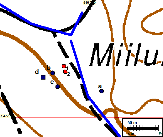 9 Heinälato 4x4 m. Osittain romahtanut hirsikehikko salvoksin, yksi oviaukko. Nuolioja.