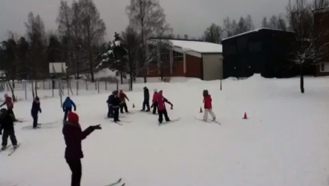 Esi kakkosen hiihtotunti Ensin me menimme laitamaan sukset