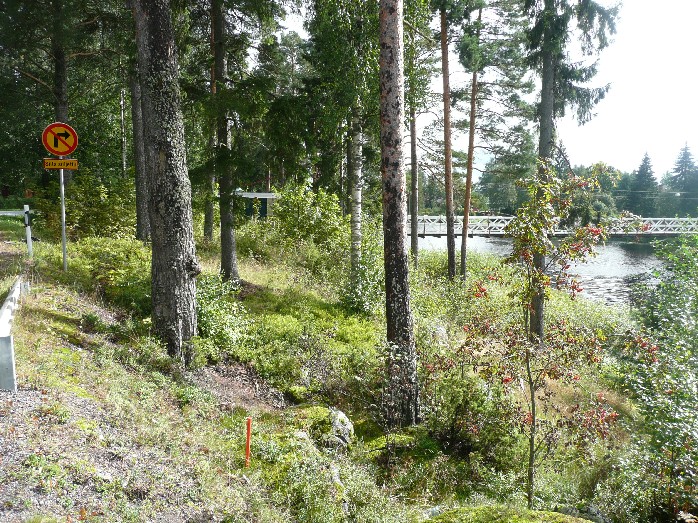 9 Nyt suoritetussa inventoinnissa kaivettiin lähelle tien reunaa kaksi koekuoppaa kohdalle, missä maanpinta näytti jokseenkin tasaiselta.