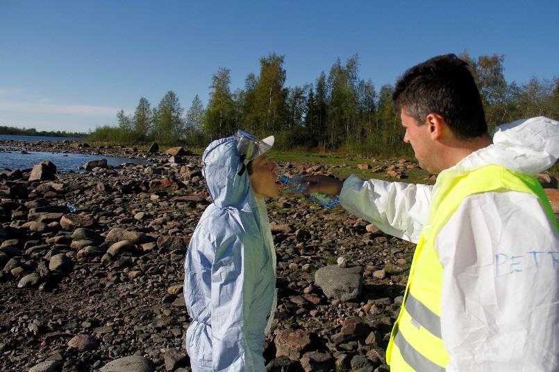 Työvaiheet ja ryhmänjohtajan tehtävät Päivän päätteeksi RJ valvoo että varusteet riisutaan johdetusti ja vapaaehtoinen kerralla Valvoo että varusteet lajitellaan Valvoo että uudelleen