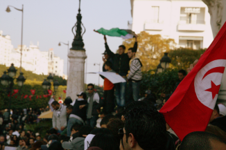 Tunisia Helmikuuhun 2011 mennessä entinen presidentti oli ajettu pois vallasta, mutta mielenosoitukset jatkuivat vanhaa valtaa lähellä ollutta uutta hallitusta vastaan.
