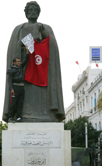 Tunisia tenkin epäonnistui, sotilaiden ja poliisien alkaessa nyt nopeasti liittyä mielenosoittajiin. Ben Ali pakeni maasta vielä saman päi vän aikana.