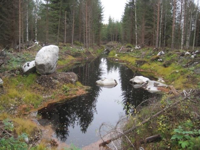 Huomioitavaa toteutuksessa Vesien johtamisreitit Vesiensuojelurakenteiden sijoittaminen, mitoitus todellisen valuma-alueen mukaan Pohjavesialueet Pintavedet, lähteet (suojakaistat) Eroosioherkkyys