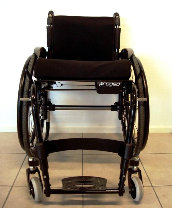 TIETOISKU: Kuljetuspyörien kallistuskulma eli camber-kulma parantaa osaltaan pyörätuolin ajo-ominaisuuksia. Camberkulma on yleensä 2-5.