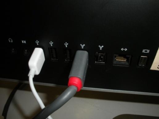 Fire-wire johdon kameraan kiinnitettävä pää on pienempi kuin tietokoneeseen kiinnitettävä pää. Katso kuvat! 7.